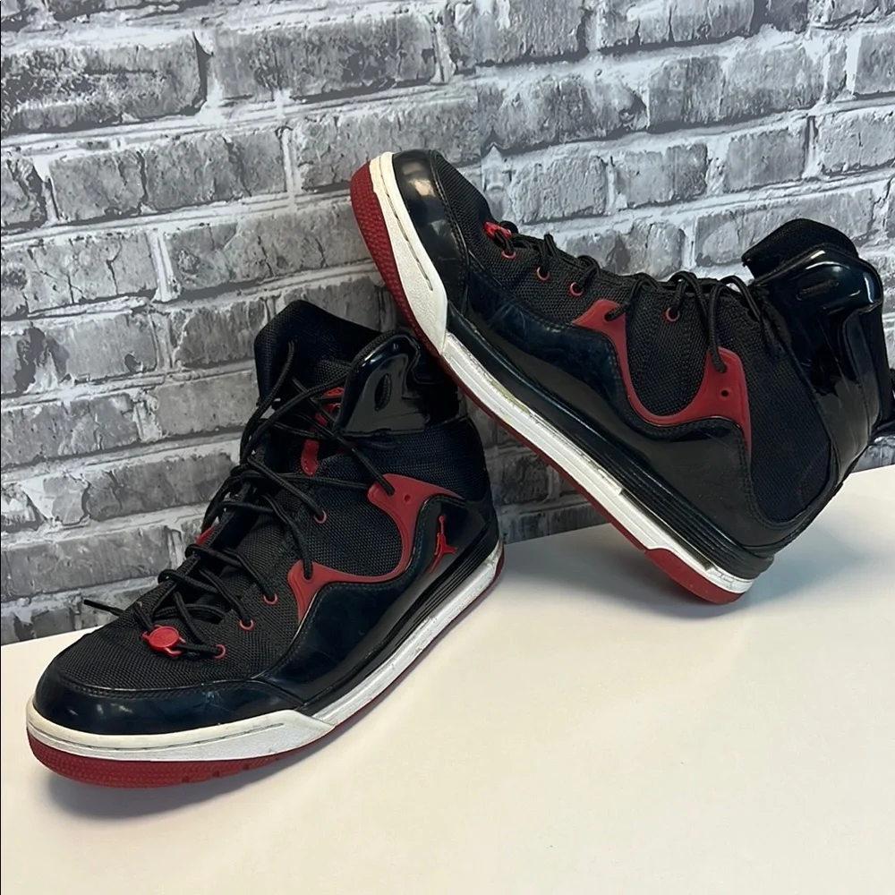Jordan Men's Black‎ and Red Sneakers